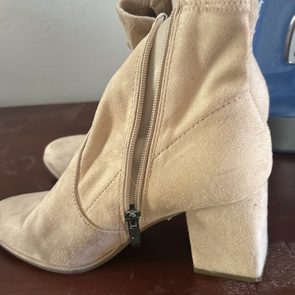 Marc Jacob’s tan suede anklets 7 1/2 - Picture 5 of 5